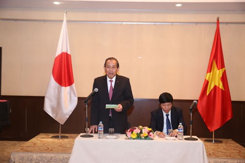 Phó Thủ tướng Trương Hòa Bình thăm Đại sứ quán Việt Nam tại Tokyo - ảnh 1
